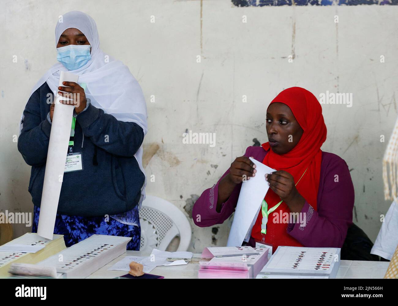 Funcionarios electorales trabajan durante las elecciones presidenciales en la Escuela Primaria de Kibera, fuera de los barrios marginales de Kibera en Nairobi, Kenia 9 de agosto de 2022. REUTERS/Thomas Mukoya Foto de stock