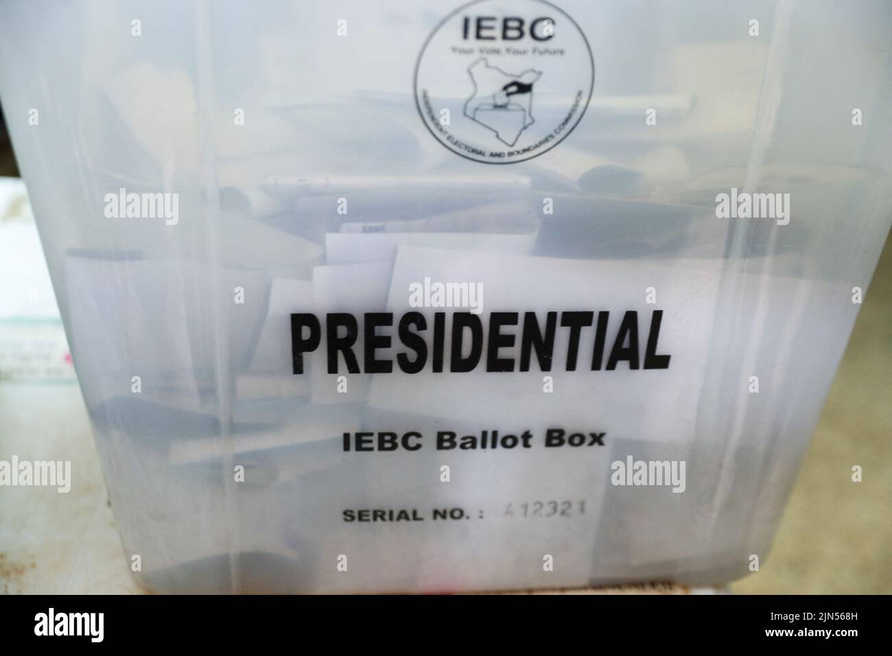 Durante las elecciones presidenciales en la Escuela Primaria de Kibera, en las afueras de los barrios marginales de Kibera, Nairobi, Kenya, 9 de agosto de 2022, se puede ver una urna. REUTERS/Thomas Mukoya Foto de stock