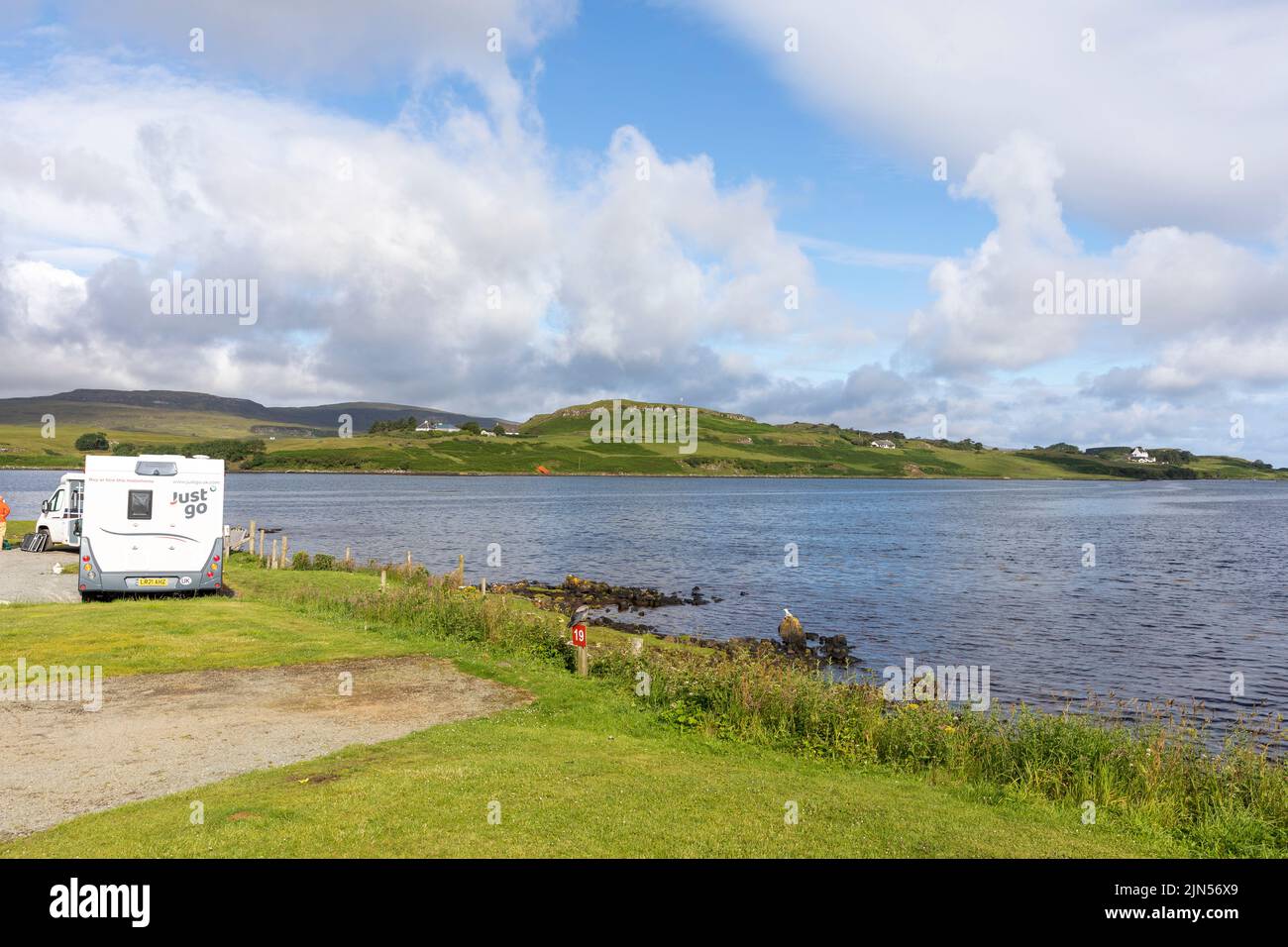 Isla de Skye, Kinloch Campo de autocaravanas y caravanas en Loch Dunvegan, Escocia, Reino Unido, verano de 2022 Foto de stock