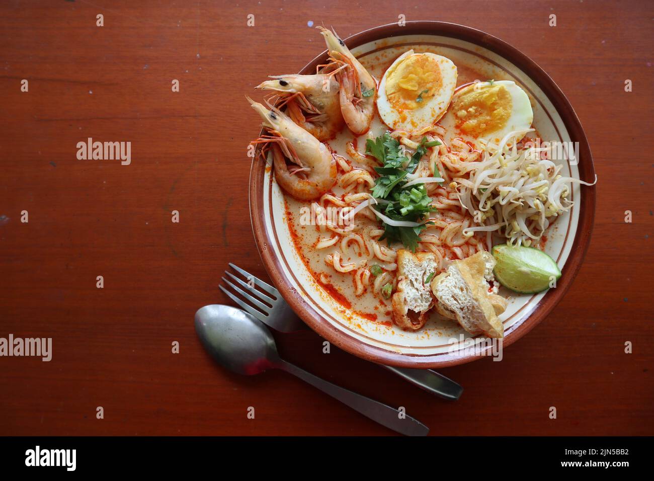 laksa, curry de laksa hecho de vermicelli, fideos, brotes de soja, huevo, lima de tofu, y gambas con una salsa picante de sopa rica en especias. laksa servir Foto de stock