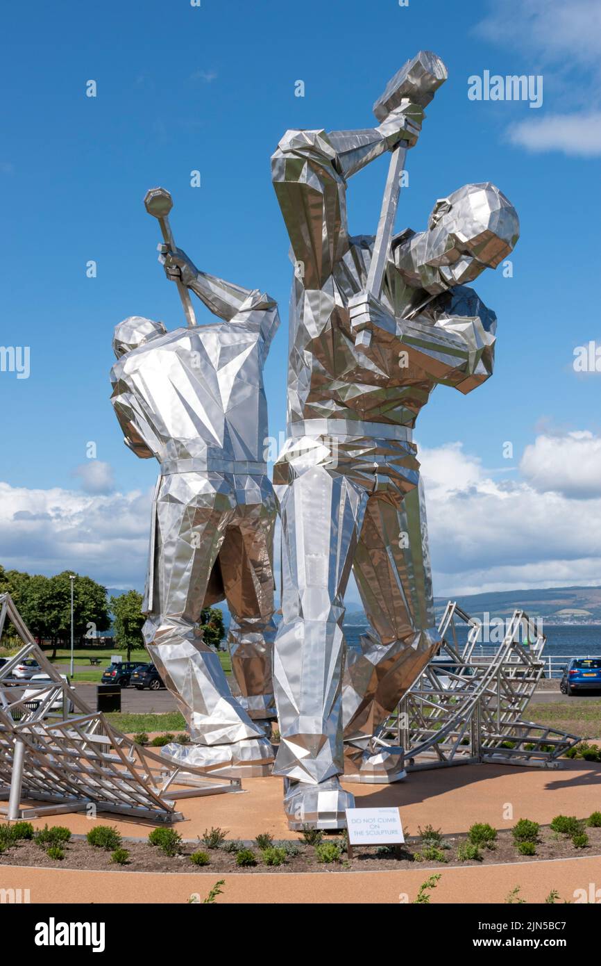 “The Skelpies”, “The Shipbuilders of Port Glasgow” escultura de John McKenna junto al río Clyde en Coronation Park, Port Glasgow, Escocia Foto de stock