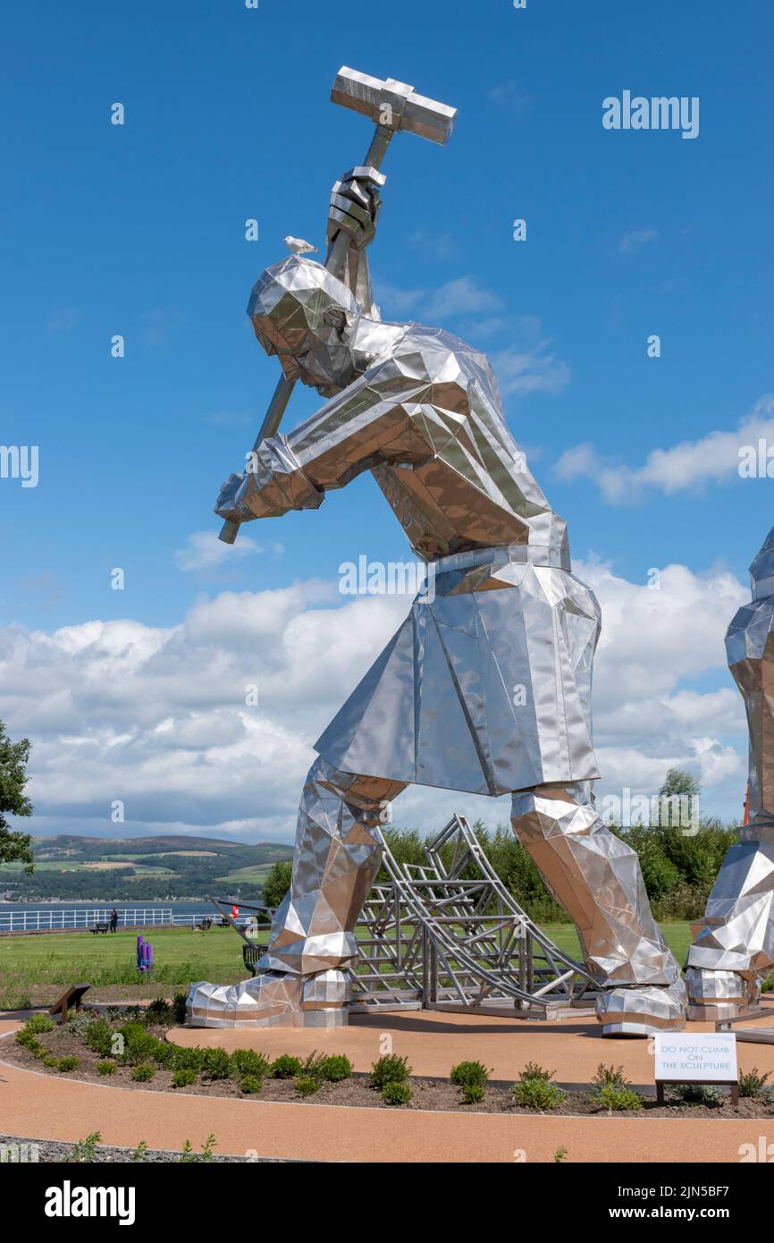 “The Skelpies”, “The Shipbuilders of Port Glasgow” escultura de John McKenna junto al río Clyde en Coronation Park, Port Glasgow, Escocia Foto de stock