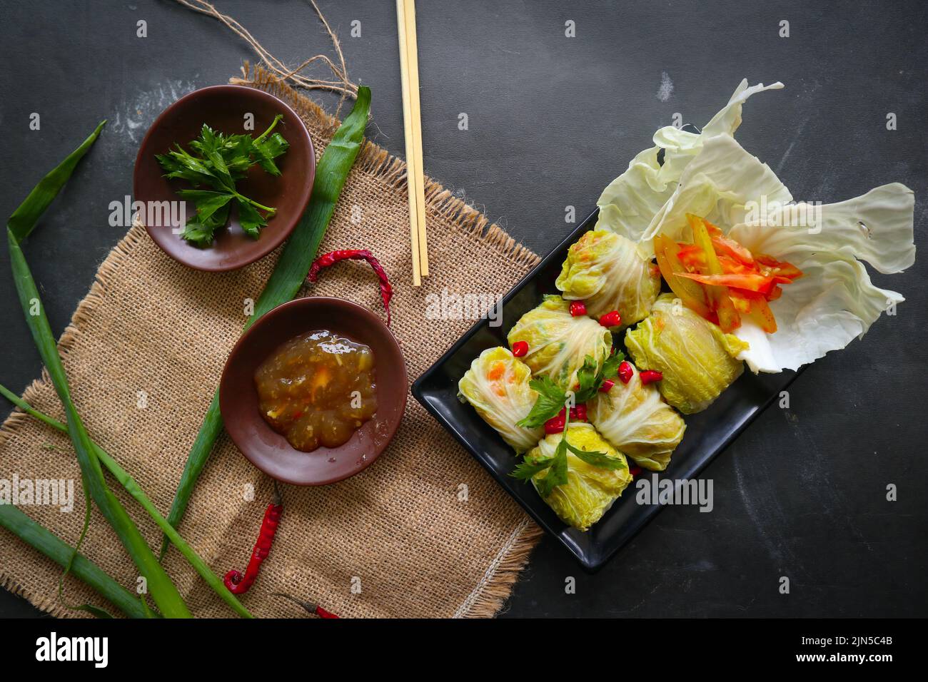 Tomates, champiñones, queso, filetes de salmón y col china se envuelven en film  transparente para un mejor almacenamiento. Rollo de película de alimentos transparente  para embalaje Fotografía de stock - Alamy