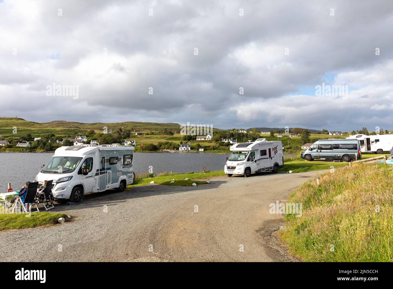 Isla de Skye, Kinloch Campo de autocaravanas y caravanas en Loch Dunvegan, Escocia, Reino Unido, verano de 2022 Foto de stock