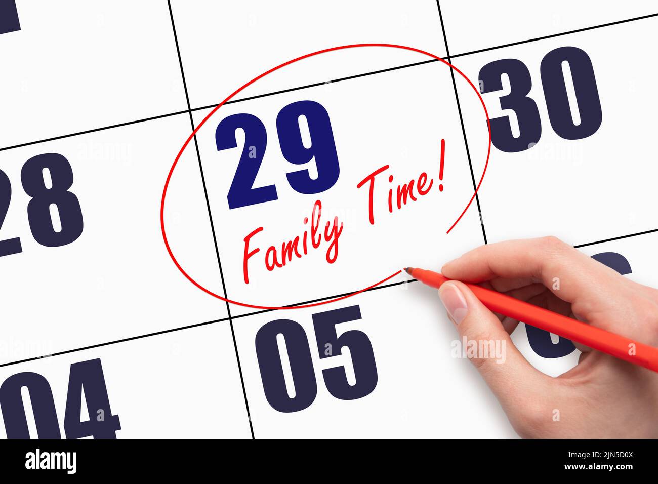 29th día del mes. Escribir a mano el tiempo DE LA FAMILIA del texto y rodear la fecha del calendario. Más tiempo en familia. Página de calendario con un recordatorio de los datos de la familia Foto de stock