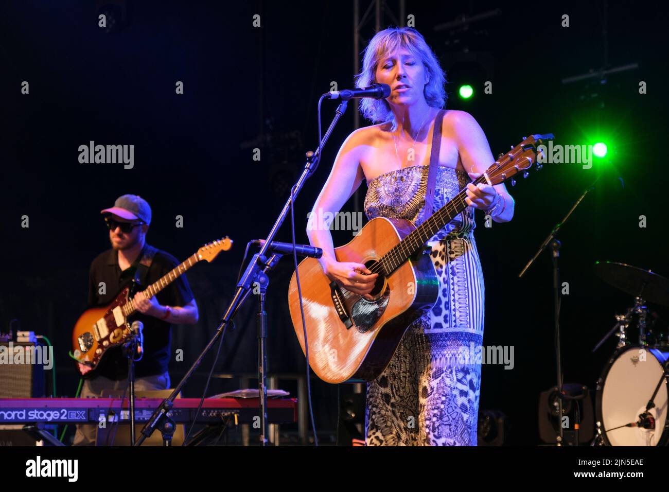 Martha Wainwright actuando en el Wickham Festival, Hampshire, Reino Unido. 5 de agosto de 2022 Foto de stock