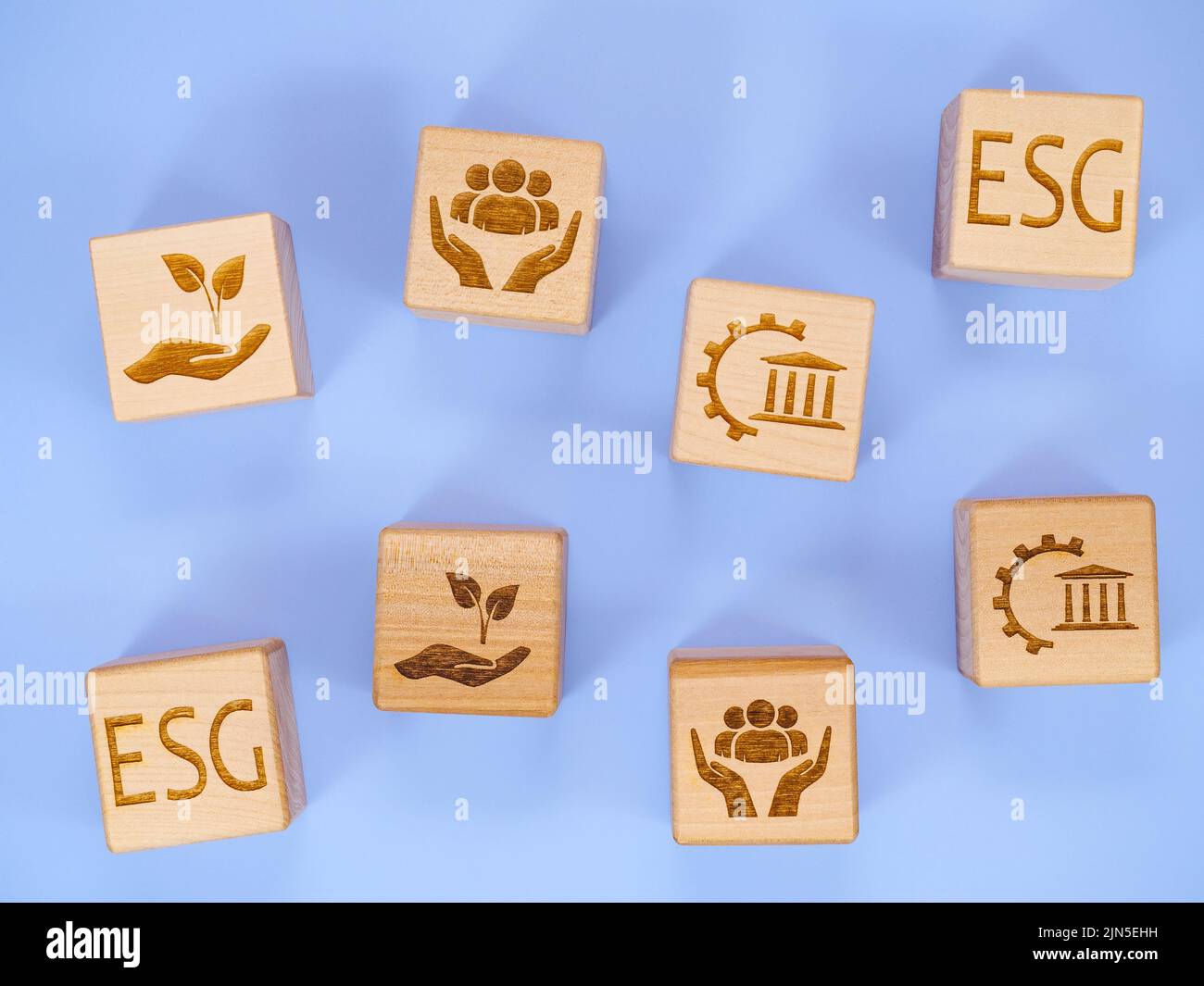 Símbolos ESG en cubos de madera como concepto de conservación ambiental Foto de stock