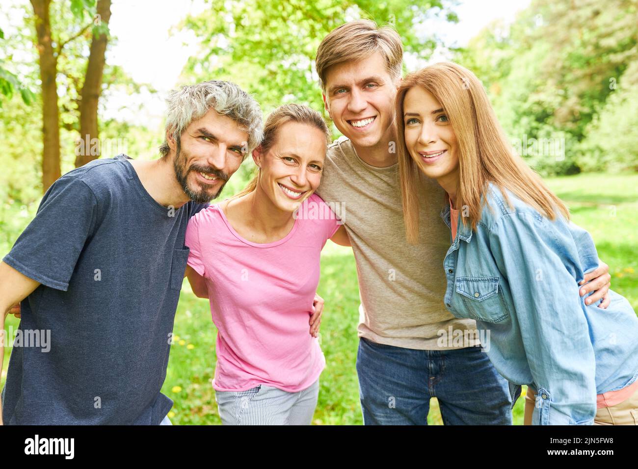 Jóvenes como amigos en una excursión de naturaleza en verano en un prado Foto de stock
