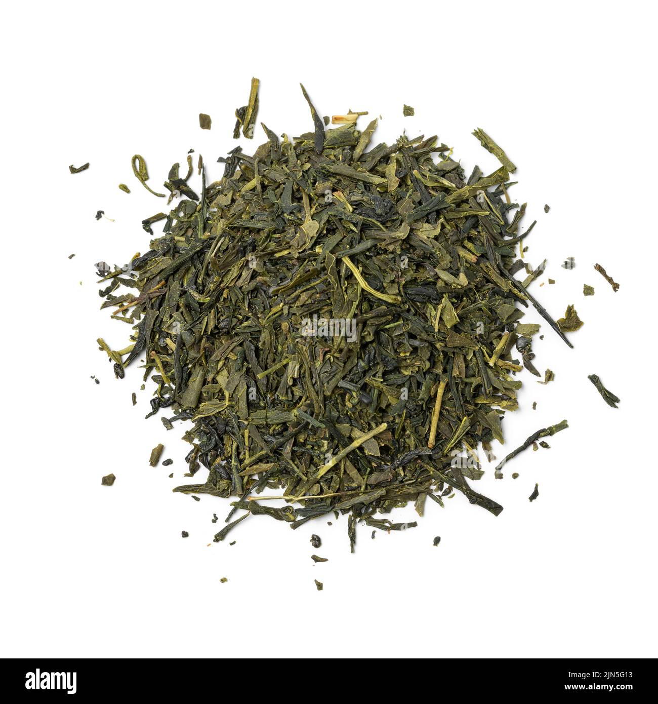Montón de hojas de té secado Sencha Superior aisladas sobre fondo blanco de cerca Foto de stock