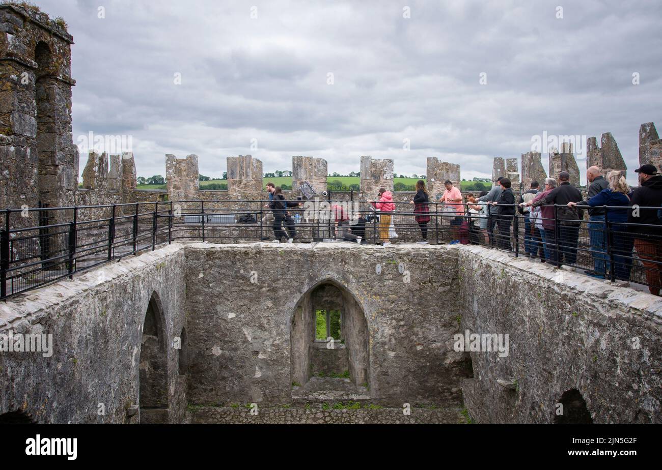 BLARNEY, IRLANDA. 13 DE JUNIO DE 2022. Cola de personas para besar la legendaria piedra Blarney en el techo del destruido Castillo Blarney. Foto de stock