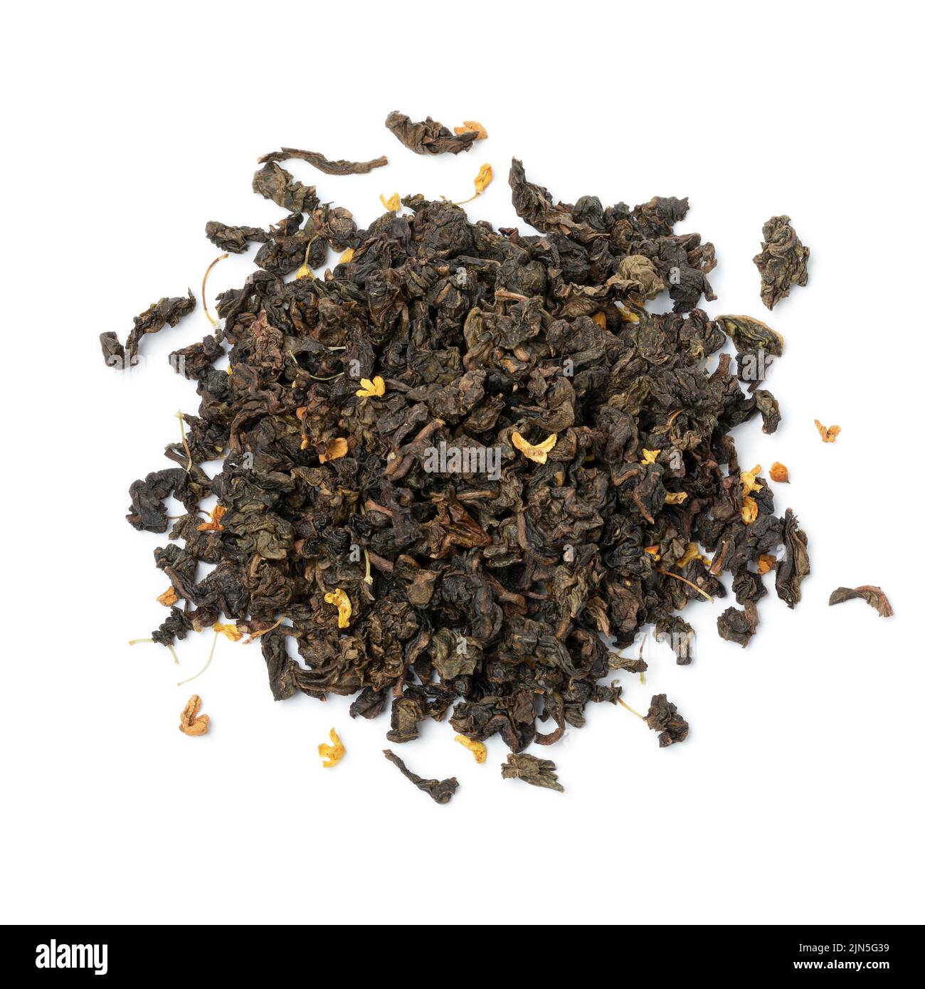 Montón de gui hua Osmanthus hojas secas de té aisladas sobre fondo blanco de cerca Foto de stock