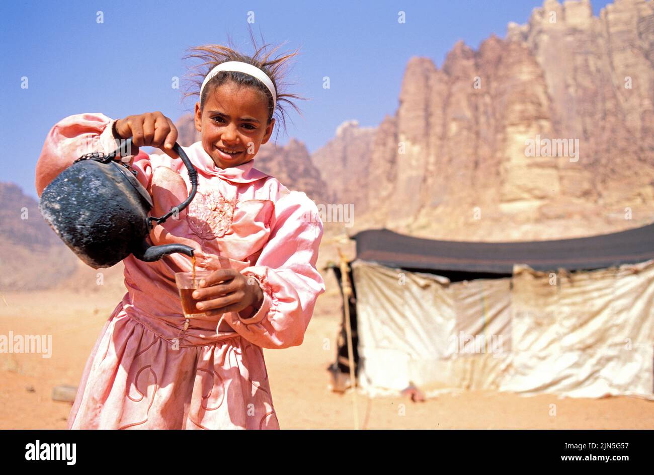 Jordania, Wadi Rum, joven beduina que ofrece té Foto de stock