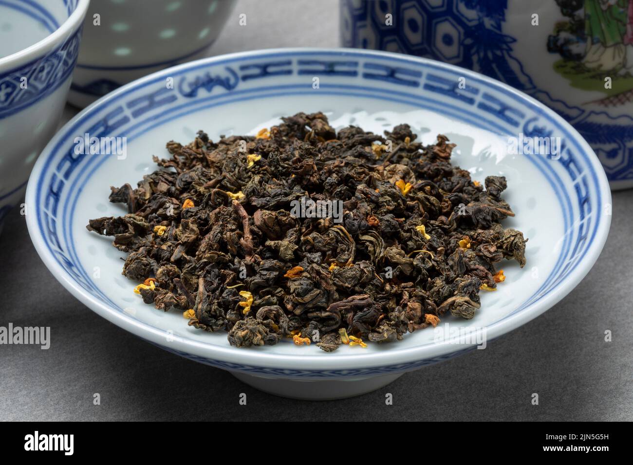 Cuenco con gui hua Osmanthus hojas de té seco de cerca Foto de stock