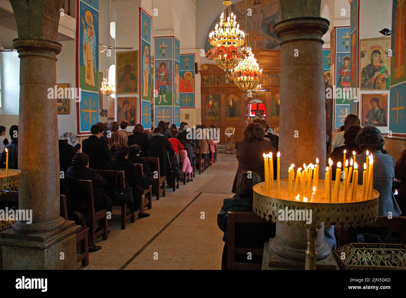 Jordania, Madaba, Iglesia de San Jorge, Misa ortodoxa Foto de stock