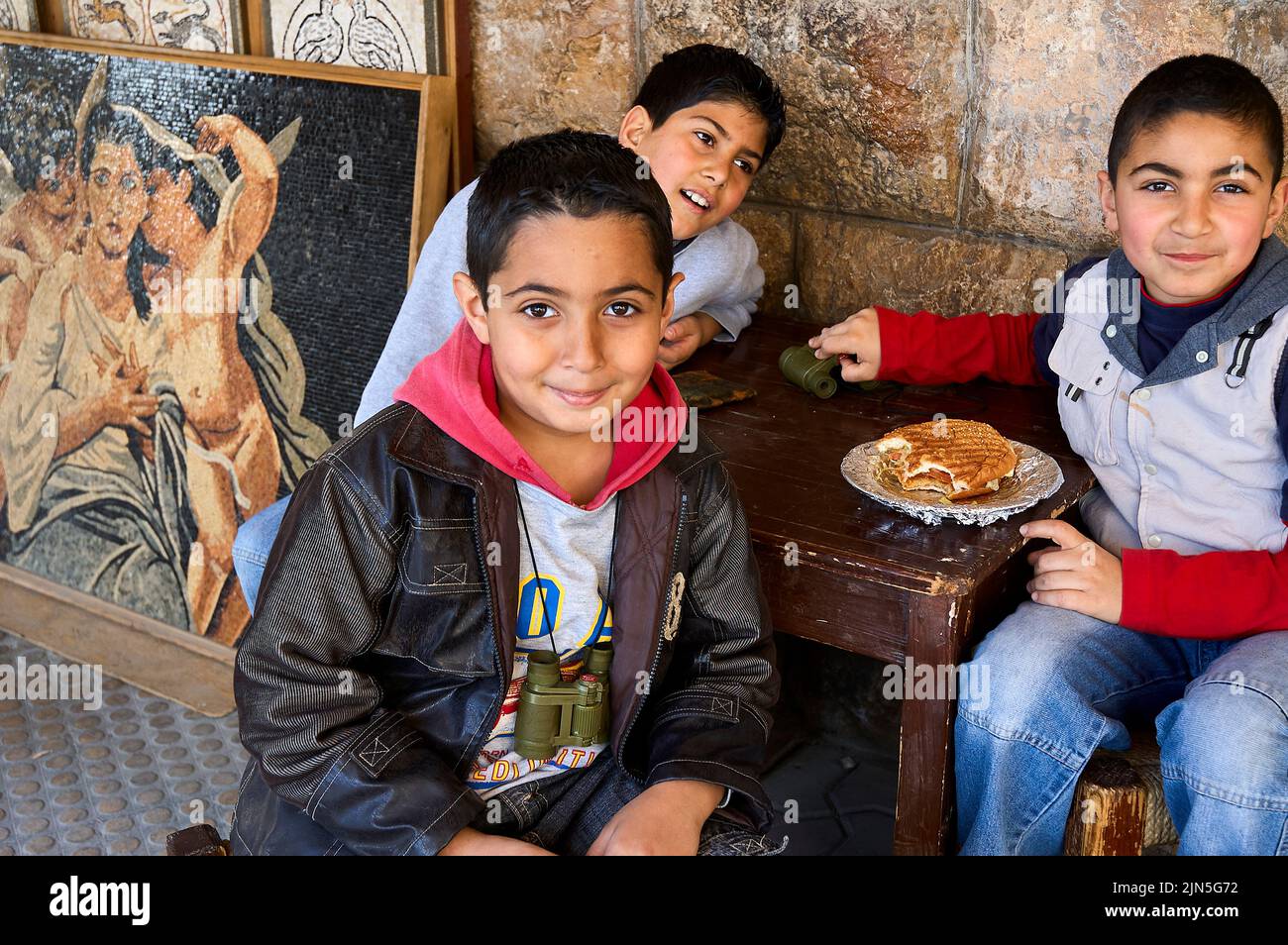 Jordania, Niños pequeños en Madaba Foto de stock