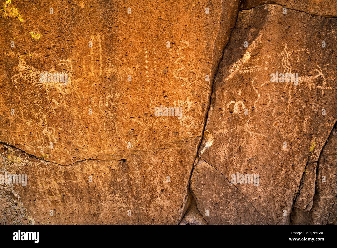 Panel de petroglifos en el monolito de toba, Distrito Arqueológico Mt Irish, Locus Oriental, Monumento Nacional Basin and Range, Nevada, EE.UU Foto de stock