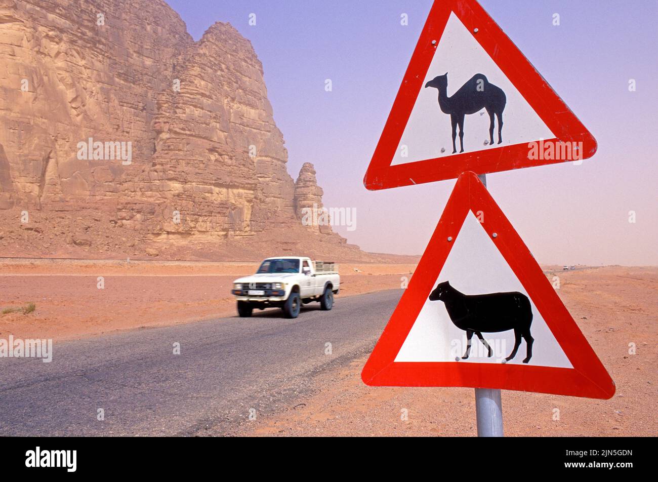 Jordania, Wadi Rum Desert, señalización vial Foto de stock