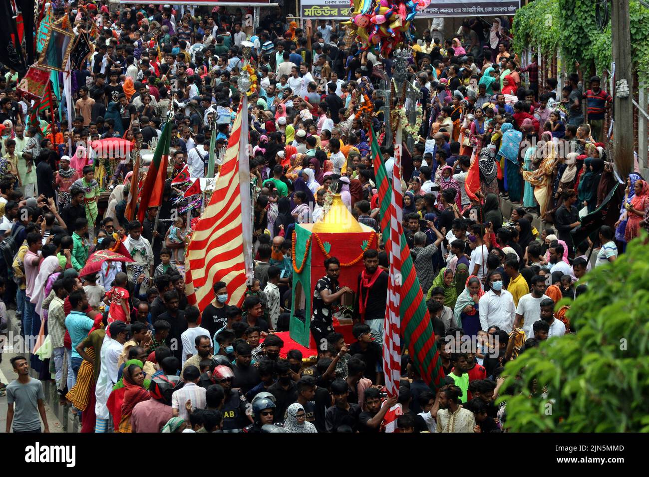Miles de personas de la comunidad chiíta de Bangladesh han participado en las procesiones de Tazia con ocasión de la santa Ashura, Bajo estricta seguridad.Se vio a devotos reunirse en los locales de Hussaini Dalan en Dhaka para conmemorar el día santo.El Presidente Abdul Hamid y la Primera Ministra Sheikh Hasina han emitido mensajes separados para los ciudadanos en esta ocasión. En este día del año Hijri de 61, Hazrat Imam Hussain, nieto del profeta Hazrat Muhammad (PBUH), junto con sus familiares y 72 seguidores, abrazaron el martirio en manos de los soldados de Yazid en Karbala maidan, en Irak Foto de stock
