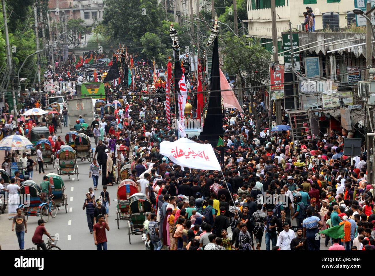 Miles de personas de la comunidad chiíta de Bangladesh han participado en las procesiones de Tazia con ocasión de la santa Ashura, Bajo estricta seguridad.Se vio a devotos reunirse en los locales de Hussaini Dalan en Dhaka para conmemorar el día santo.El Presidente Abdul Hamid y la Primera Ministra Sheikh Hasina han emitido mensajes separados para los ciudadanos en esta ocasión. En este día del año Hijri de 61, Hazrat Imam Hussain, nieto del profeta Hazrat Muhammad (PBUH), junto con sus familiares y 72 seguidores, abrazaron el martirio en manos de los soldados de Yazid en Karbala maidan, en Irak Foto de stock