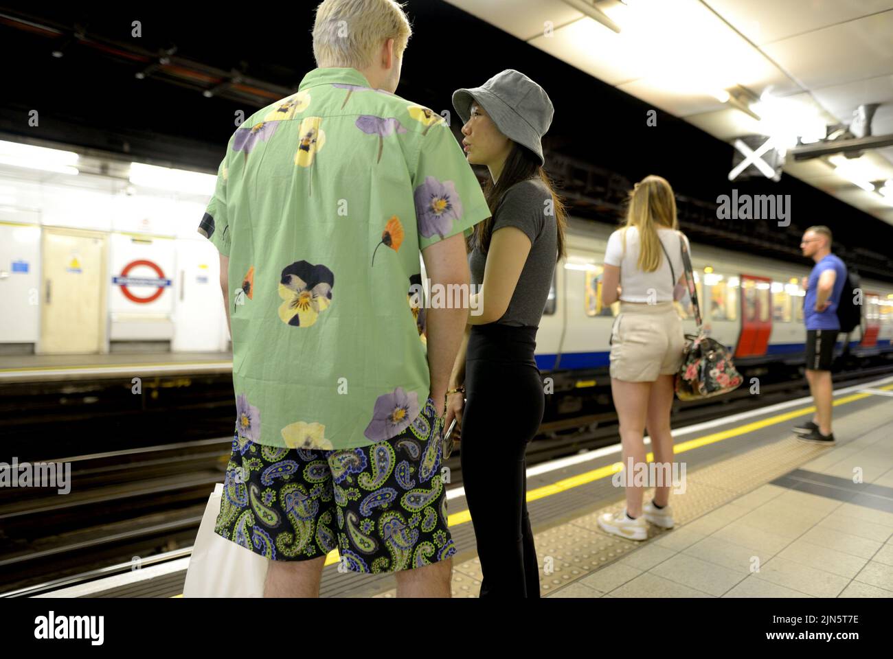 Londres, Inglaterra, Reino Unido. Gente esperando en la plataforma de una estación de metro Foto de stock