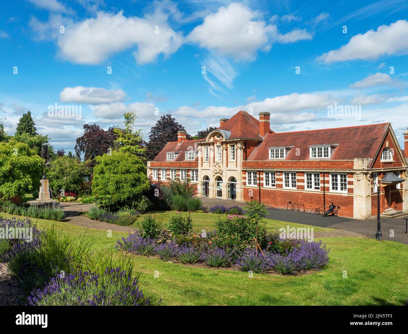 Malvern Biblioteca y jardines en Graham Road en Great Malvern Worcestershire, Inglaterra Foto de stock