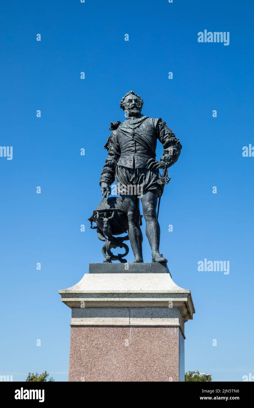 Cielo azul sobre la estatua de Sir Francis Drake en Plymouth Hoe en un caluroso día soleado Foto de stock