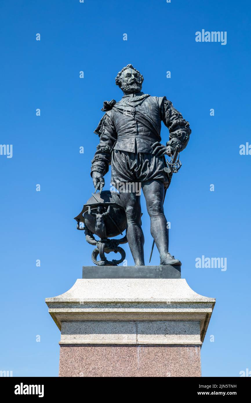 Cielo azul sobre la estatua de Sir Francis Drake en Plymouth Hoe en un caluroso día soleado Foto de stock