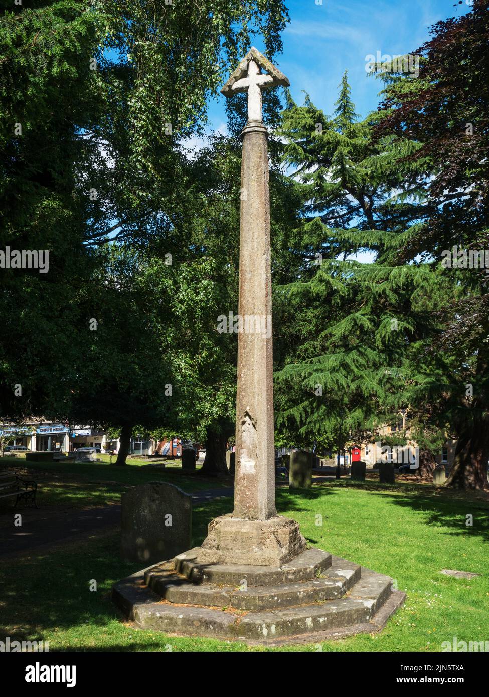 Cruz de pie en el cementerio de Great Malvern Priory Great Malvern Worcestershire England Foto de stock