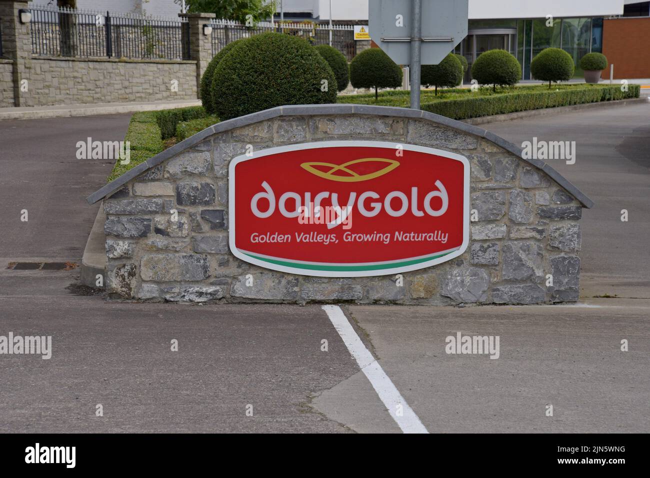 La entrada a la fábrica Dairygold Food Ingredients Ltd en Mallow, la