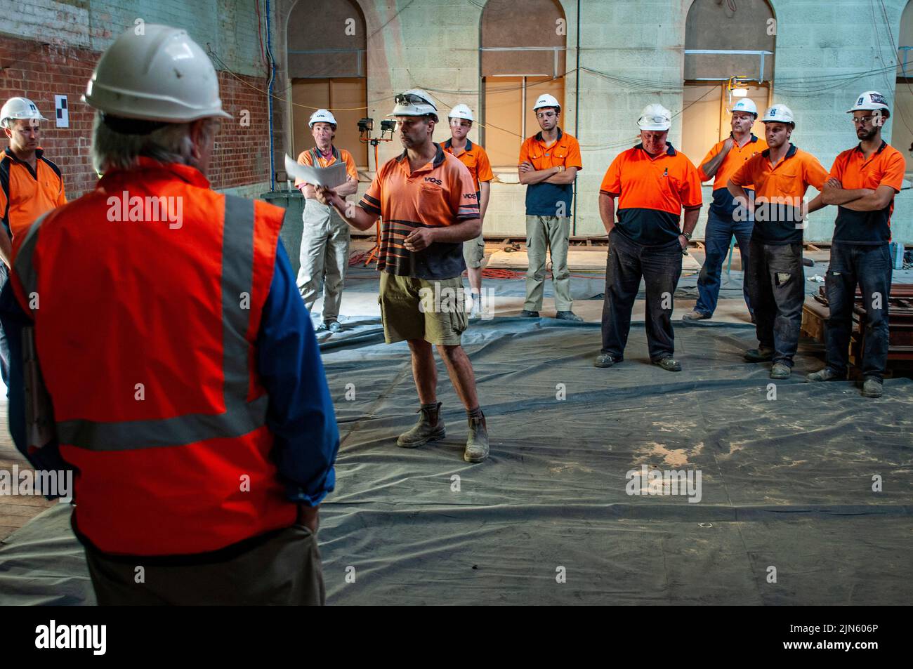 Reunión sobre salud y seguridad de los trabajadores en una obra de construcción en Hobart, Tasmania Foto de stock