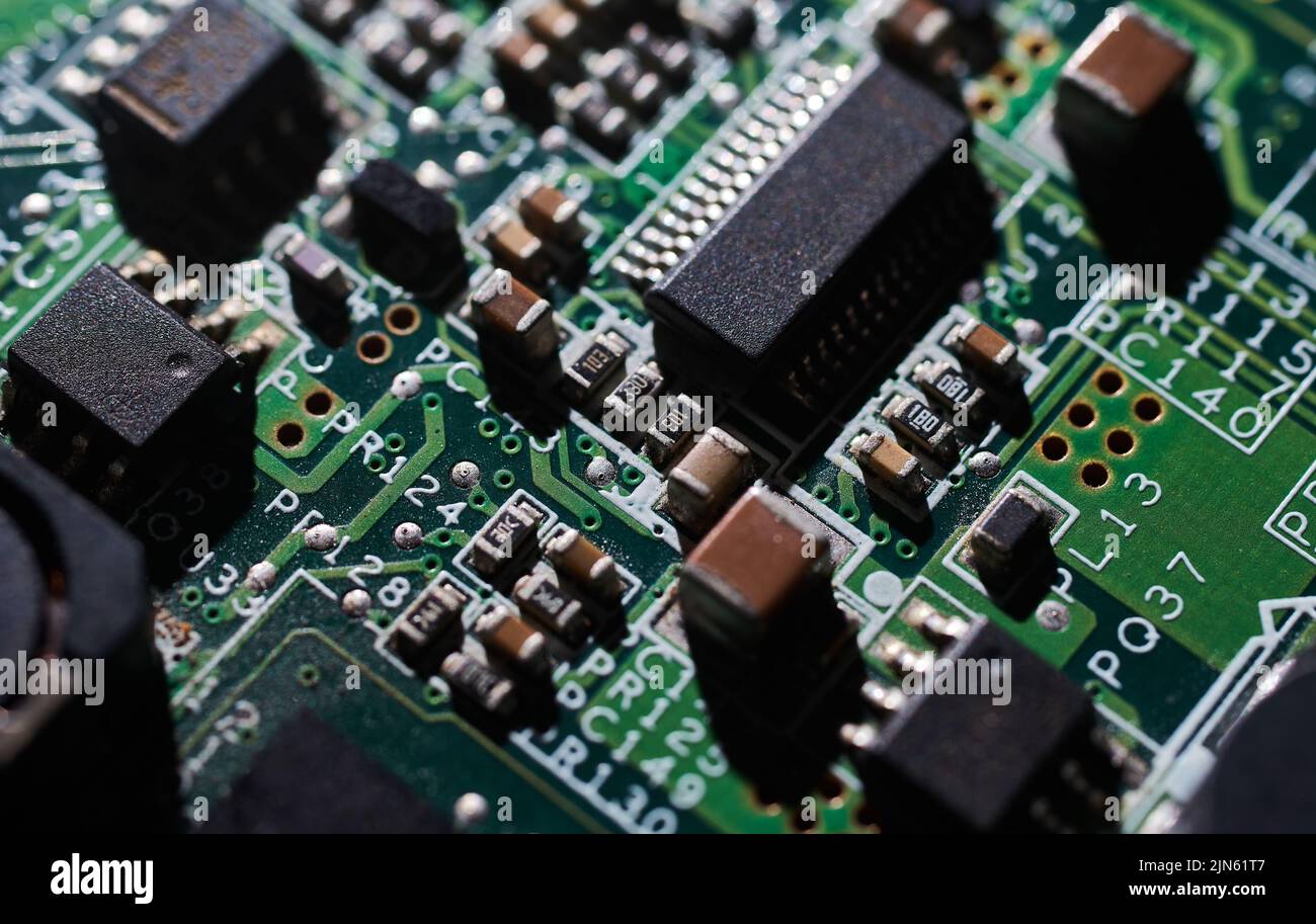 Vista en primer plano de muchos chips en la placa de circuitos electrónicos Foto de stock