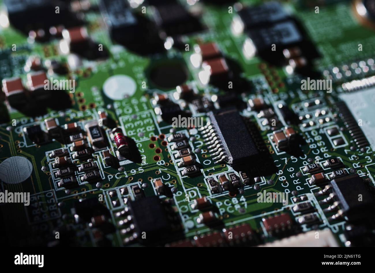 Vista en primer plano de muchos chips en la placa de circuitos electrónicos Foto de stock