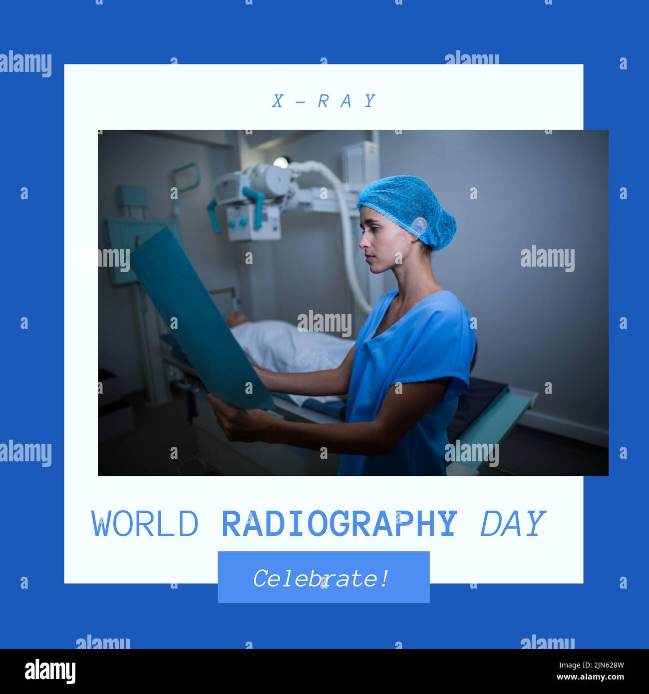 Composición del texto del día de la radiografía del mundo sobre cirujano femenino biracial con rayos X. Foto de stock