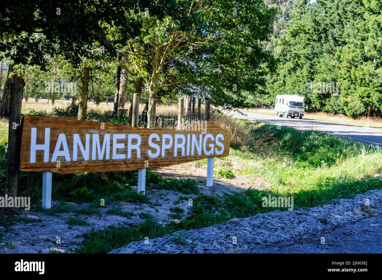 Road sign of Hanmer Springs es un pueblo alpino en la región de Canterbury, en la Isla del Sur de Nueva Zelanda. Piscinas termales y balneario Hanmer Springs Foto de stock