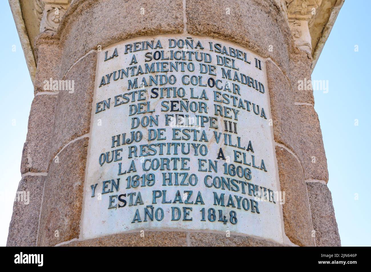 Placa con información en el monumento a Don Felipe III en la Plaza Mayor. Foto de stock