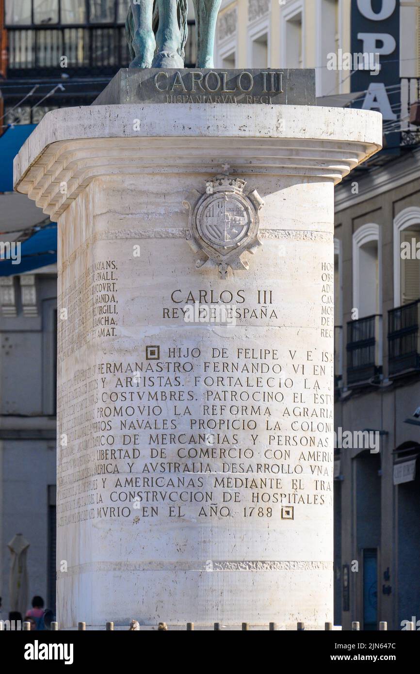 Inscripción en la base de la escultura Carlos III que se encuentra en el centro de la ciudad. Foto de stock