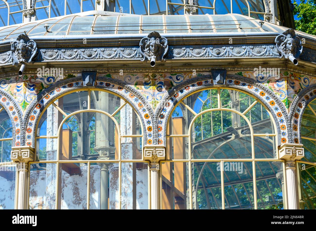 Estructura exterior del Palacio de Cristal, situado en el Parque del Buen Retiro. El edificio es de vidrio y hierro decorado con cerco Foto de stock