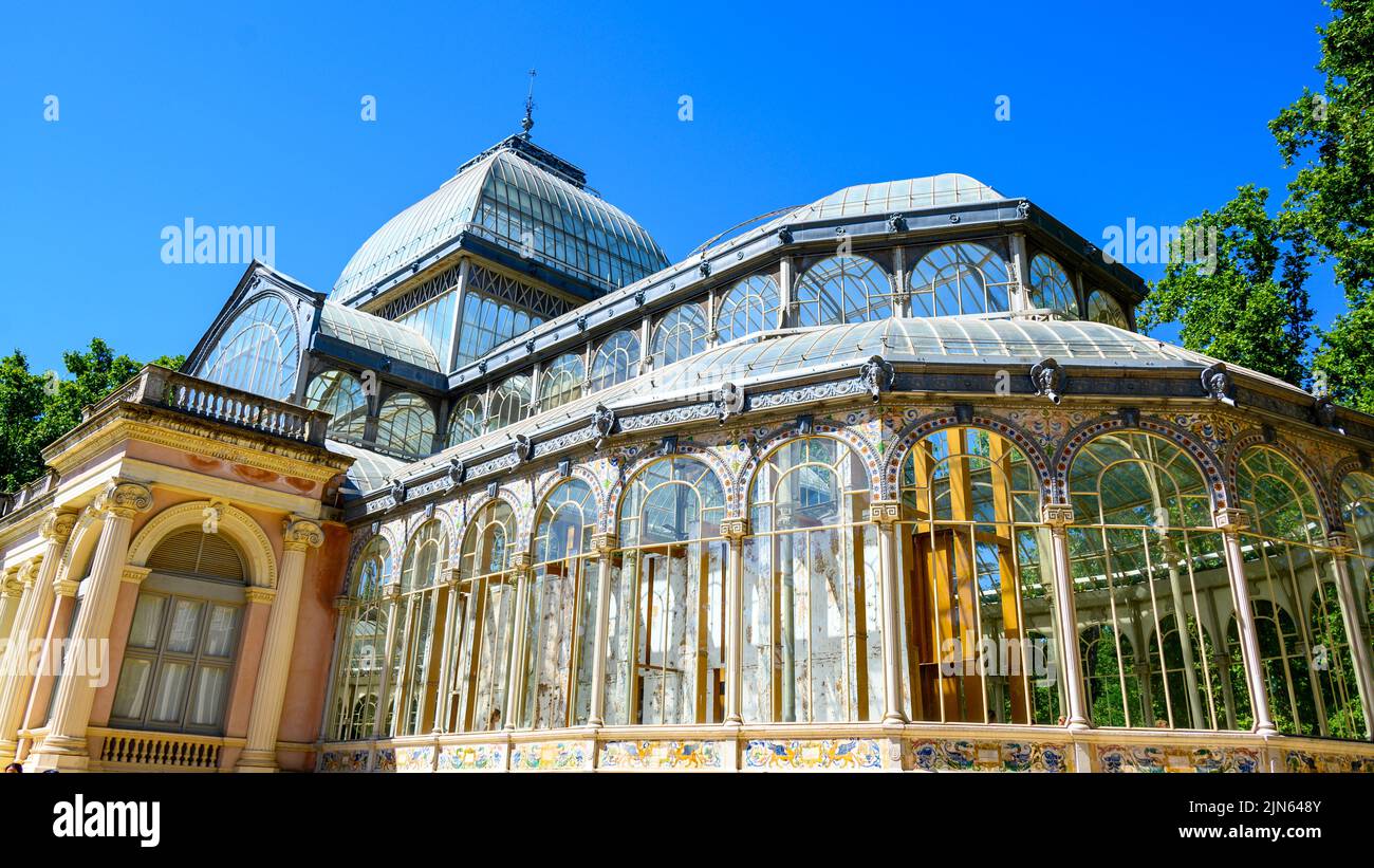 Estructura exterior del Palacio de Cristal, situado en el Parque del Buen Retiro. El edificio es de vidrio y hierro decorado con cerco Foto de stock