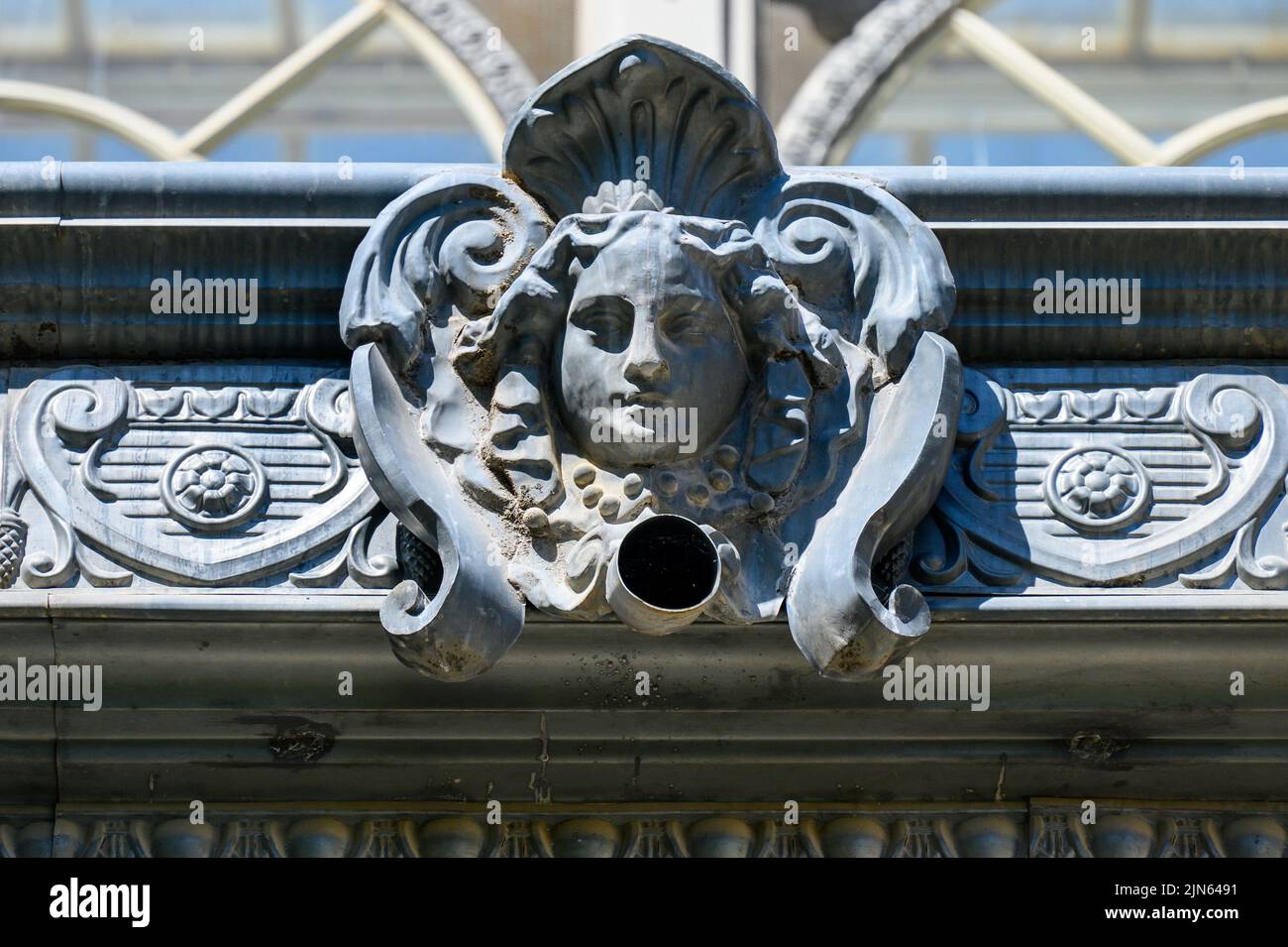 Gárgola exterior o detalle arquitectónico que decoran el exterior del Palacio de Cristal, ubicado en el Parque del Buen Retiro. Foto de stock