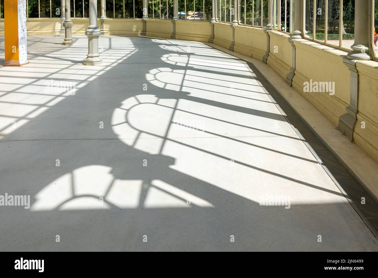 Luz y sombra en el interior del Palacio de Cristal que se encuentra en el Parque del Buen Retiro Foto de stock