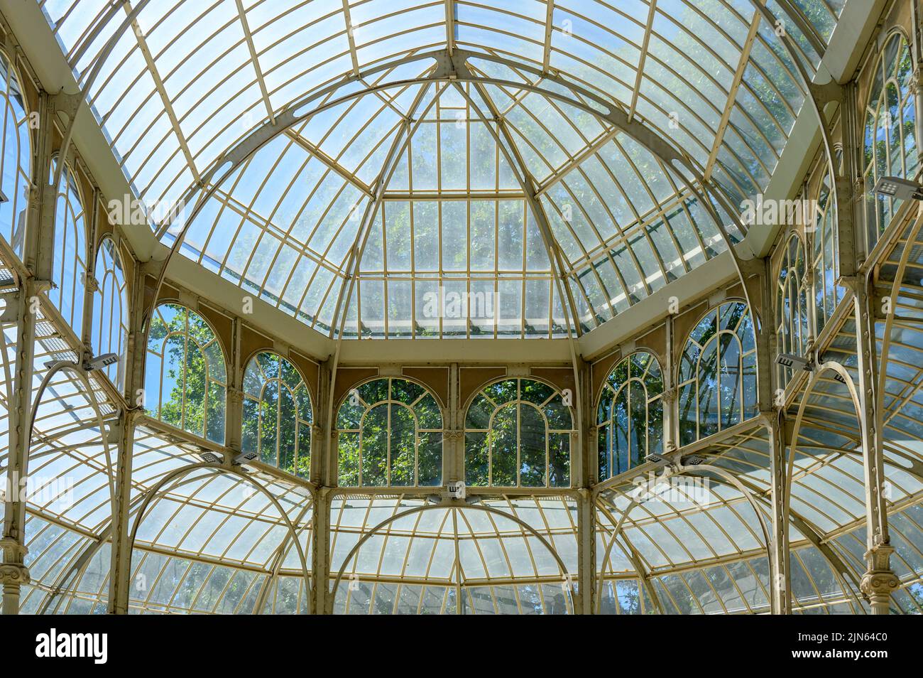 Detalle de arquitectura interior del Palacio de Cristal que se encuentra en el Parque del Buen Retiro. El famoso lugar es una atracción turística. Foto de stock