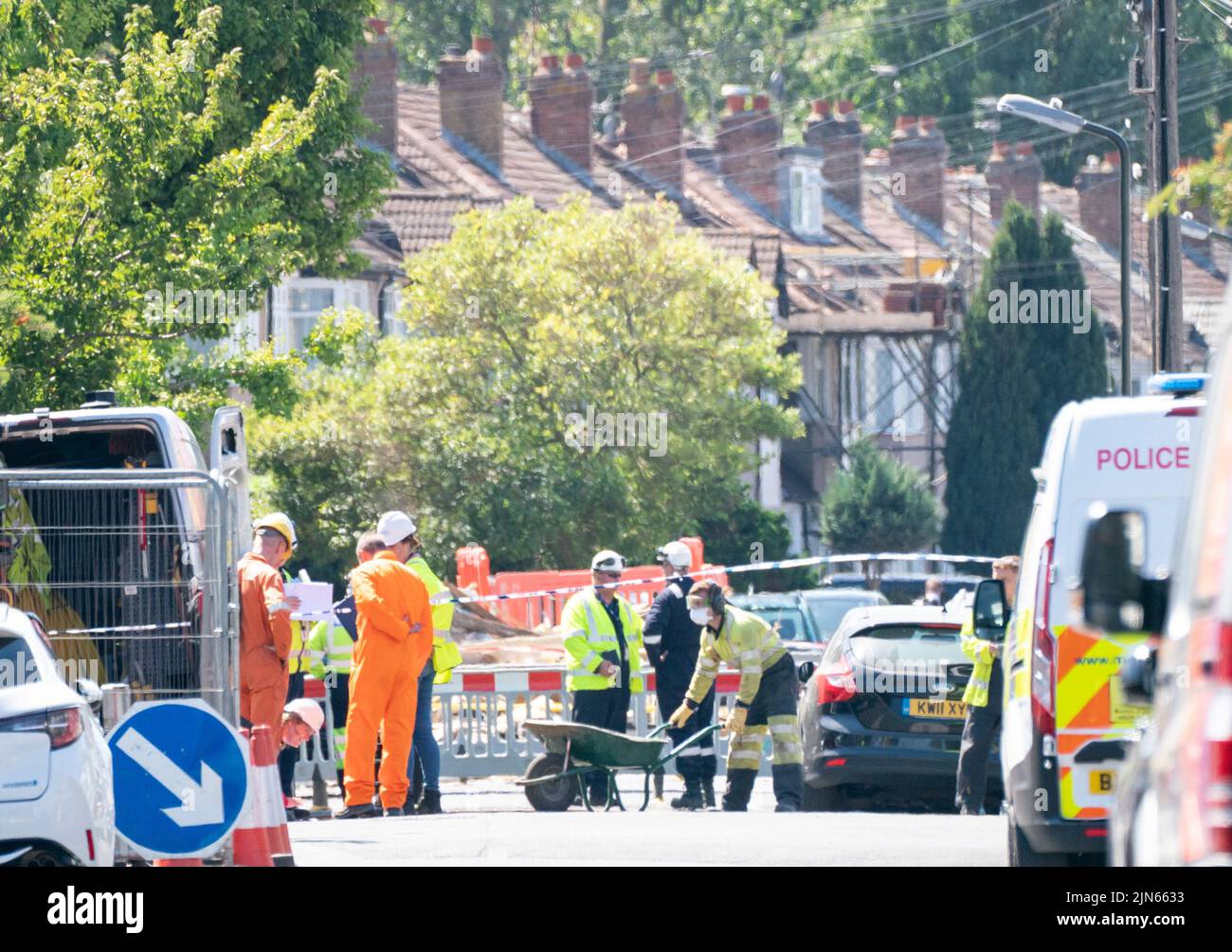 Ingenieros de gas en el escenario de una explosión en Galpin's Road en Thornton Heath, al sur de Londres. El Servicio de Ambulancias de Londres ha confirmado la muerte de un niño y tres personas están en el hospital después de que la terraza se derrumbara tras una explosión y un incendio el lunes. Fecha de la foto: Martes 9 de agosto de 2022. Foto de stock