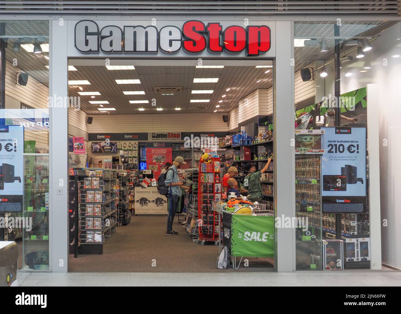 Tienda de juegos de ordenador Game Stop en el centro comercial Forum 1. Foto de stock