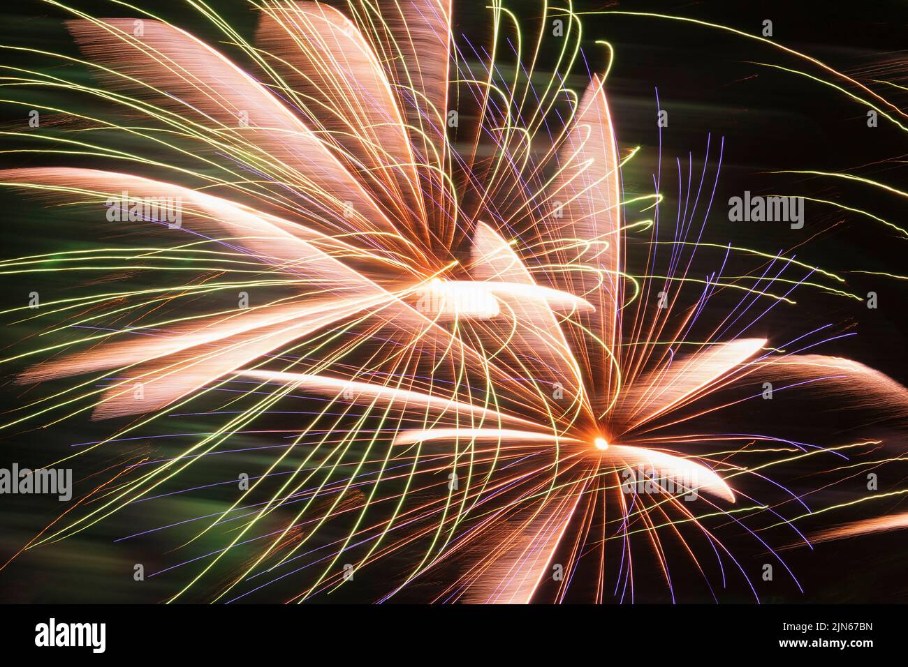 resumen de vacaciones de fondo: primer plano de los fuegos artificiales en el cielo nocturno Foto de stock