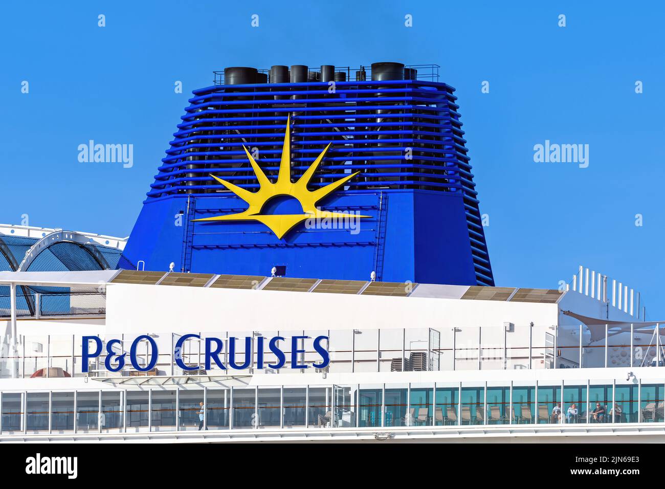 Vista del logotipo de la marca P&O Cruises en el embudo del crucero Iona, impulsado por GNL - Mayo de 2022. Foto de stock