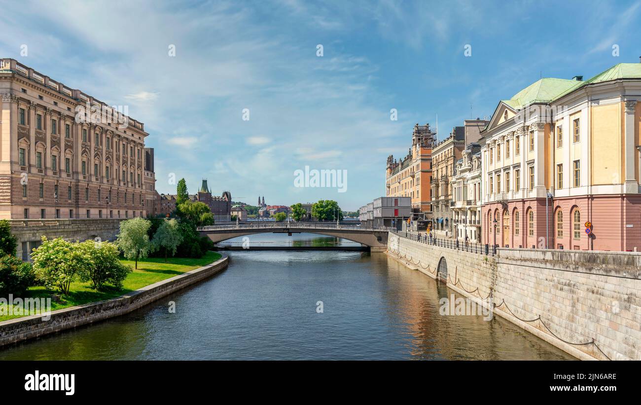 Río Norrstrom, con Utrikesdepartementet, o Ministerio de Asuntos Exteriores a la derecha, y Riksdagshuset, la Casa del Parlamento Sueco a la izquierda, Gamla Stan, o Ciudad Vieja, Estocolmo, Suecia Foto de stock
