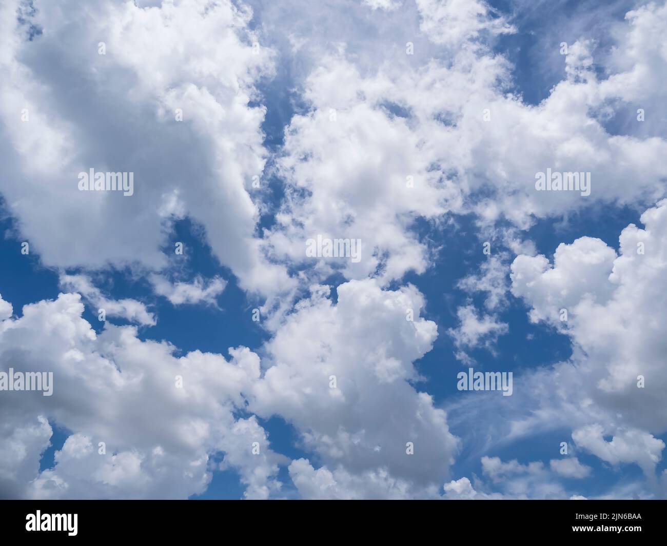Las nubes blancas en el cielo azul sobre el suroeste de Florida Foto de stock