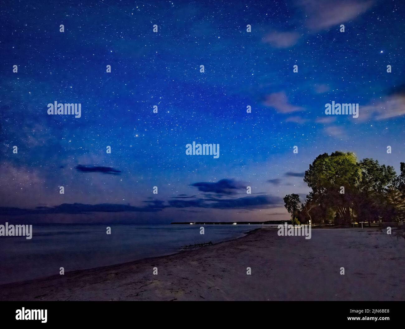 Estrellas y nubes en el cielo nocturno sobre el Lago Michigan desde Door County Wisconsin Foto de stock
