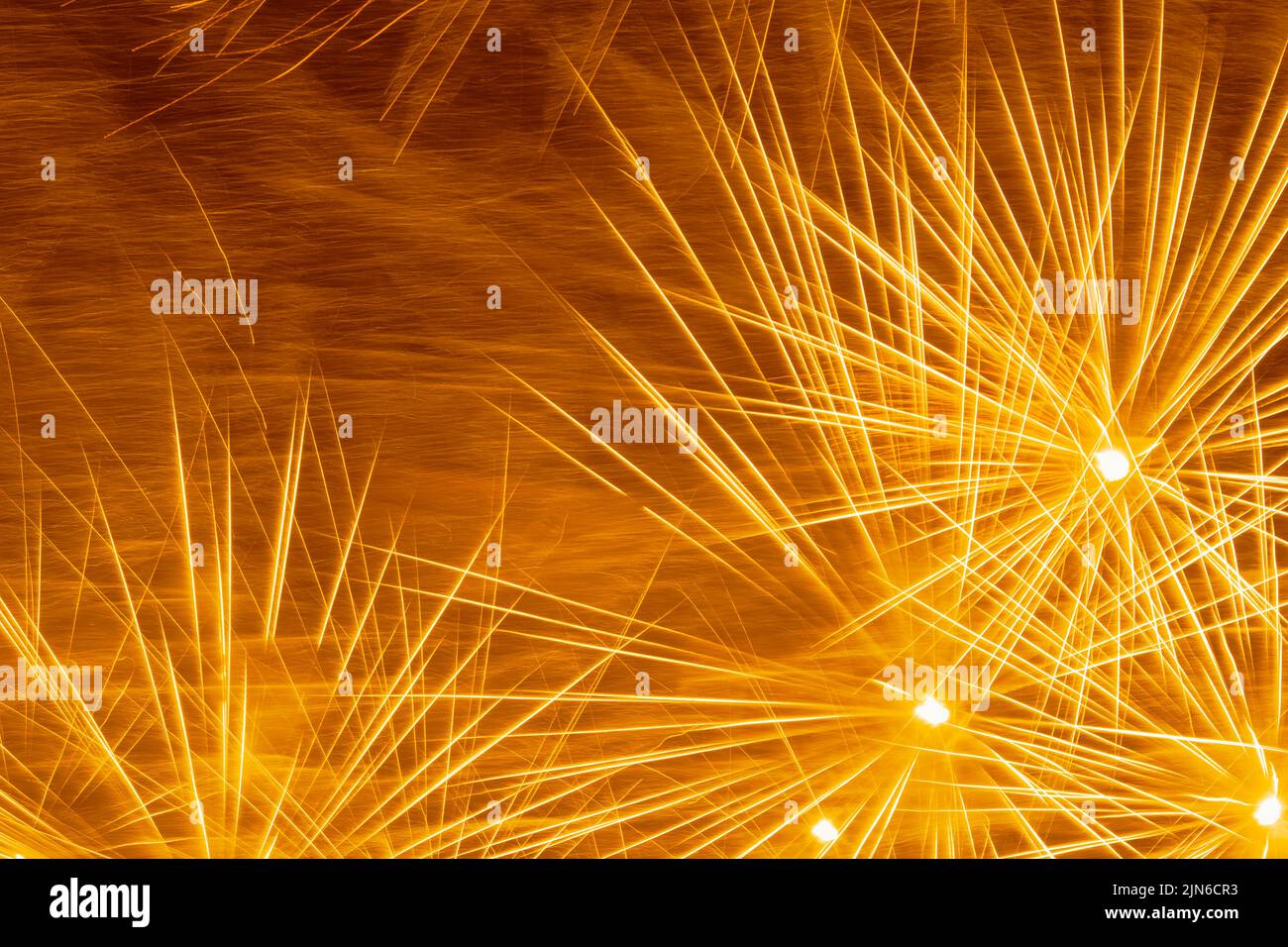 resumen de fondo de vacaciones: fuegos artificiales amarillos en el cielo nocturno Foto de stock