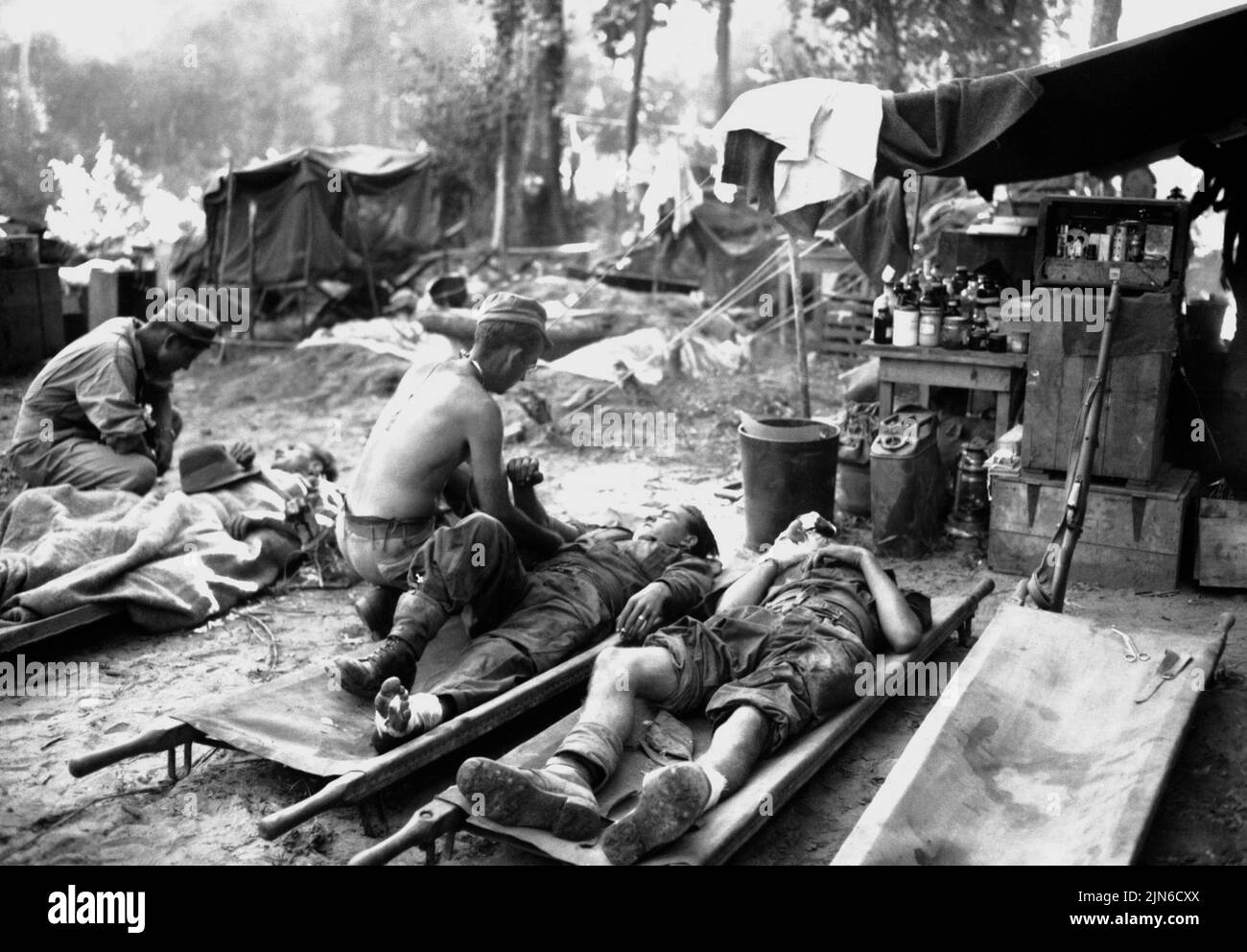PINWE, BIRMANIA - 12 de noviembre de 1944 - Los médicos del ejército de los EE.UU. Tratan a las víctimas en una unidad quirúrgica portátil americana (la precursora de la M*A*S*H*) durante la década de 36 Foto de stock
